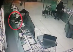 Крупная кража на полмиллиона рублей в ювелирном магазине Воронеже попала на видео