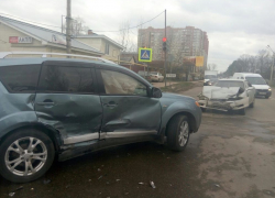Жесткое столкновение иномарок в Центральном районе Воронежа попало на фото