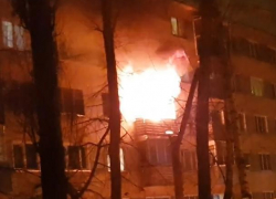 Жуткий пожар в двухкомнатной квартире сняли на видео в Воронеже