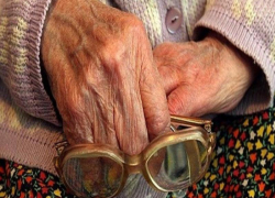  81-летняя старушка из Воронежа хотела продать гараж, но лишилась 30 тыс