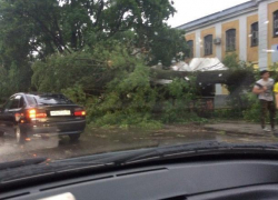 Жуткие последствия разгула стихии сняли в Воронеже
