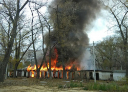 Полыхающие сараи на Ленинградской в Воронеже попали на видео