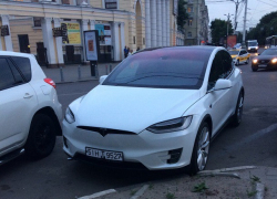 Воронежцев удивила новейшая Tesla Model X в центре города