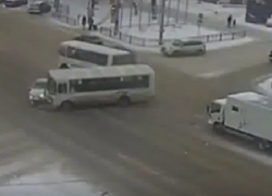На видео попал момент столкновения ПАЗика с иномаркой на оживленном перекрестке Воронежа 