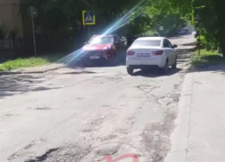 В ямку «бух»: дырявую дорогу показали на видео в Воронеже