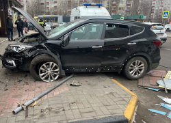 Водитель сбил двух пешеходов и влетел в фасад здания в Воронеже