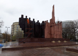 Скульптурную группу на площади Победы в Воронеже покрыли патиной