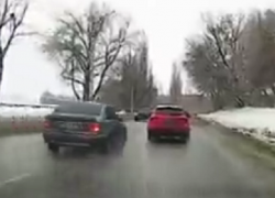 На видео сняли, как лихач сшибает зеркало Infiniti в Воронеже