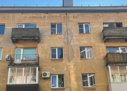 «Едва не покалечило бабушку»: штукатурка «кирпичами» осыпается с дома в центре Воронежа