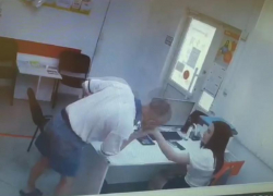 Поцеловал руку и взял не все деньги: стали известны подробности ограбления воронежского салона микрозаймов