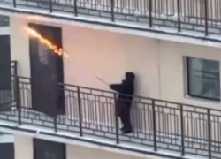 Залпы праздничных зарядов прогремели прямо в подъезде воронежского ЖК