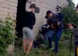 14-летнего школьника арестовали за жестокое избиение подростков и мужчины в Воронеже 