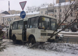 Автобус с пассажирами "оседлал" забор и дерево в центре Воронежа