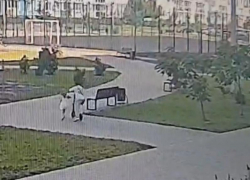 Мальчик на электросамокате сбил маленькую девочку в Воронеже – видео