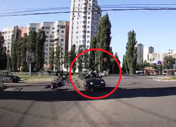 «Полет» байкера через ВАЗ попал на видео в Воронеже