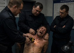 Трое полицейских пытали мужчину в отделении и повесили на него «административку» в Воронежской области