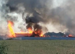 Пожар на площади 1400 квадратов сняли на видео под Воронежем