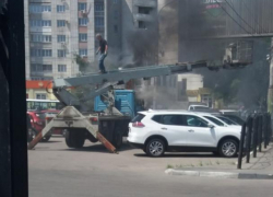 Пылающую на парковке автовышку сфотографировали в Воронеже