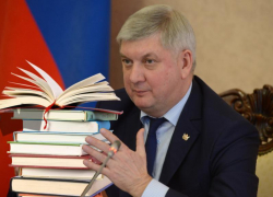 Губернатор Гусев оказался среднячком в рейтинге образованности
