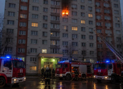 Женщина и маленький ребенок пострадали при пожаре в многоэтажке в Воронеже