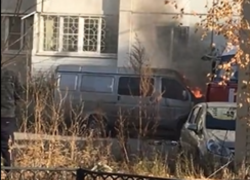 Охваченную огнем «Газель» сняли у многоэтажки в Воронеже 