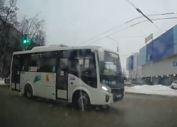 За гранью правил: маневр маршрутчика едва не привел к жесткому ДТП в Воронеже 