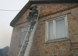 В Воронеже полицейский с другом вытащили из огня пенсионера