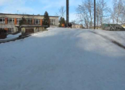 Катившаяся с горки 6-летняя девочка погибла под колесами мусоровоза в Воронежской области