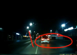 Пьяная мадам выделились неуверенной и опасной ездой в Воронежской области