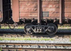 Автомобилист врезался в грузовой поезд под Воронежем: есть пострадавший