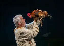 Сто лет…ожидания: колумбийская труппа с живым петухом сыграла спектакль на воронежской сцене