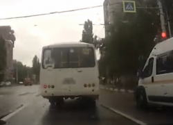 Водитель пазика поплатился за нарушение ПДД в Воронеже