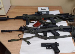 Мужчину с большим арсеналом оружия, боеприпасами и прицелом задержали под Воронежем