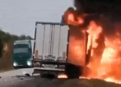 Появилось видео с места гибели мужчины, заживо сгоревшего в машине на воронежской трассе