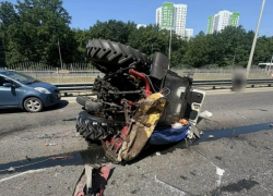 Перевернувшийся на дороге трактор стал катализатором огромной пробки в Воронеже