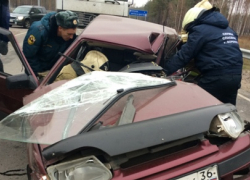 В Воронеже «ВАЗ» влетел в фуру: водитель и пассажир ранены 