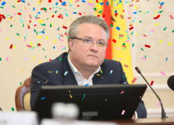 Парень из Саулкрасты и мэр Вадим Кстенин отмечает 48-й день рождения в Воронеже