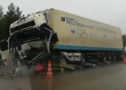 Последствия жуткого столкновения фур на воронежской трассе попали на видео