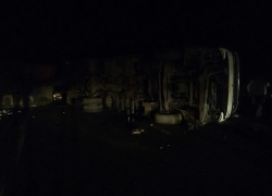 Ночью под Воронежем опрокинулся огромный грузовик: движение по трассе затруднено