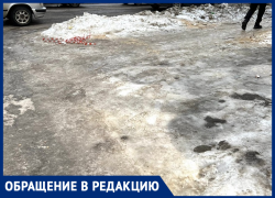 «Беспрецедентное отсутствие уборки»: похороненные подо льдом тротуары показали в Воронеже 