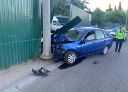 Пожилой водитель Granta врезался в фонарь и погиб в Воронеже
