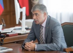 Губернатор Александр Гусев поздравил с 60-летним юбилеем Евгения Подвального