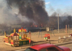 Сильнейшее горение камыша сняли на видео в Воронеже  