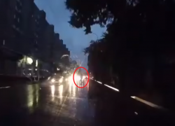 Наезд иномарки в дождливый вечер на пешехода-призрака попал на видео в Воронеже