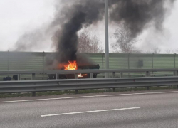 Полыхающий ЗИЛ сняли на видео на воронежском участке М-4 «Дон»