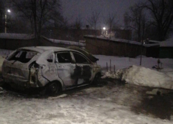 В Воронежской области подожгли автомобиль бывшей жены депутата от КПРФ