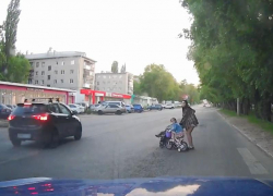 Дерзкий автомобилист едва не сбил женщину с двумя детьми на «зебре» в Воронеже