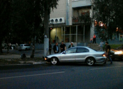 На юго-западе Воронежа иномарка не вписалась в поворот и влетела столб