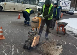 Небольшое потепление заставило коммунальщиков вспомнить про жидкий асфальт в Воронеже