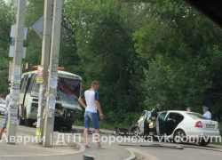 Последствия серьезного ДТП автобуса и Skoda с блатными номерами сняли на видео в Воронеже